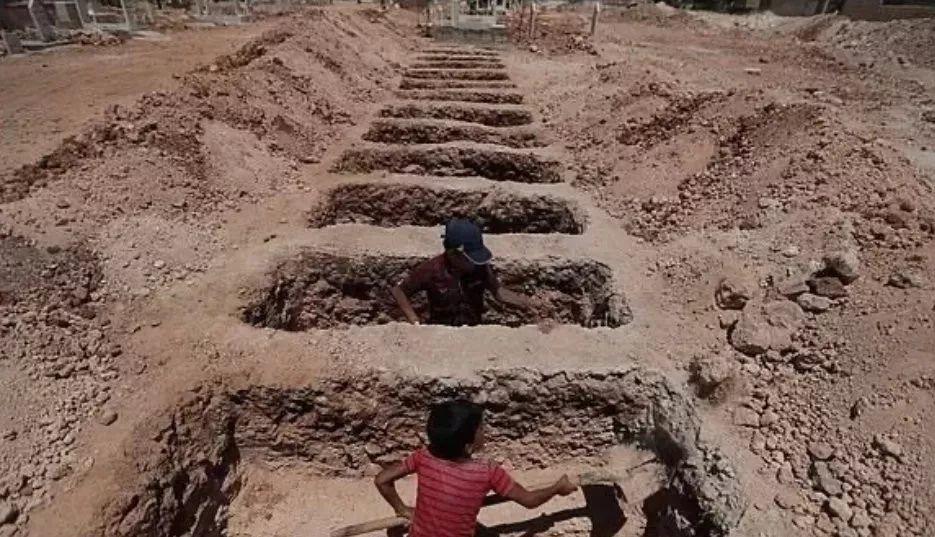 “我8岁，在叙利亚给死人挖墓。”